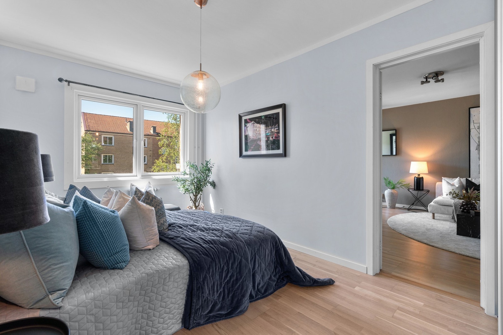 To romslige soverom, hvor hovedsoverommet har skyvedørsgarderobe fra Garderobemannen, levert i 2018. Galleribilde