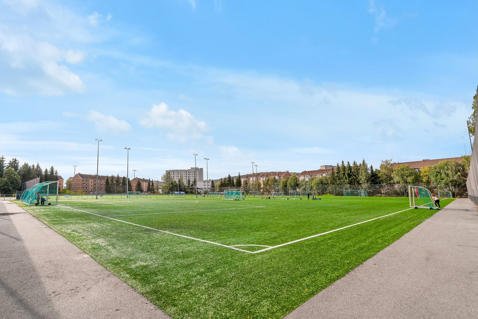 Kalbakkenfeltet med flotte treningsmuligheter for alle alderstrinn ligger rett utenfor døren. Galleribilde
