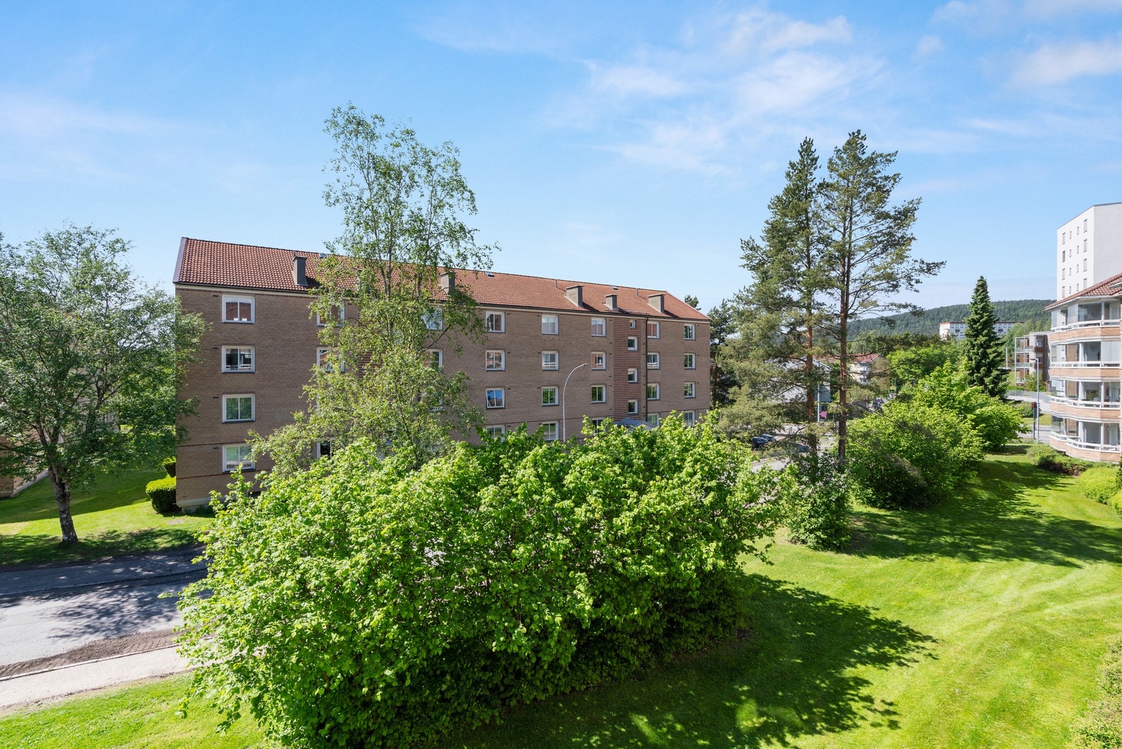 Fra balkongen har du hyggelig utsyn mot borettslagets pene, opparbeidede fellesareal. Galleribilde