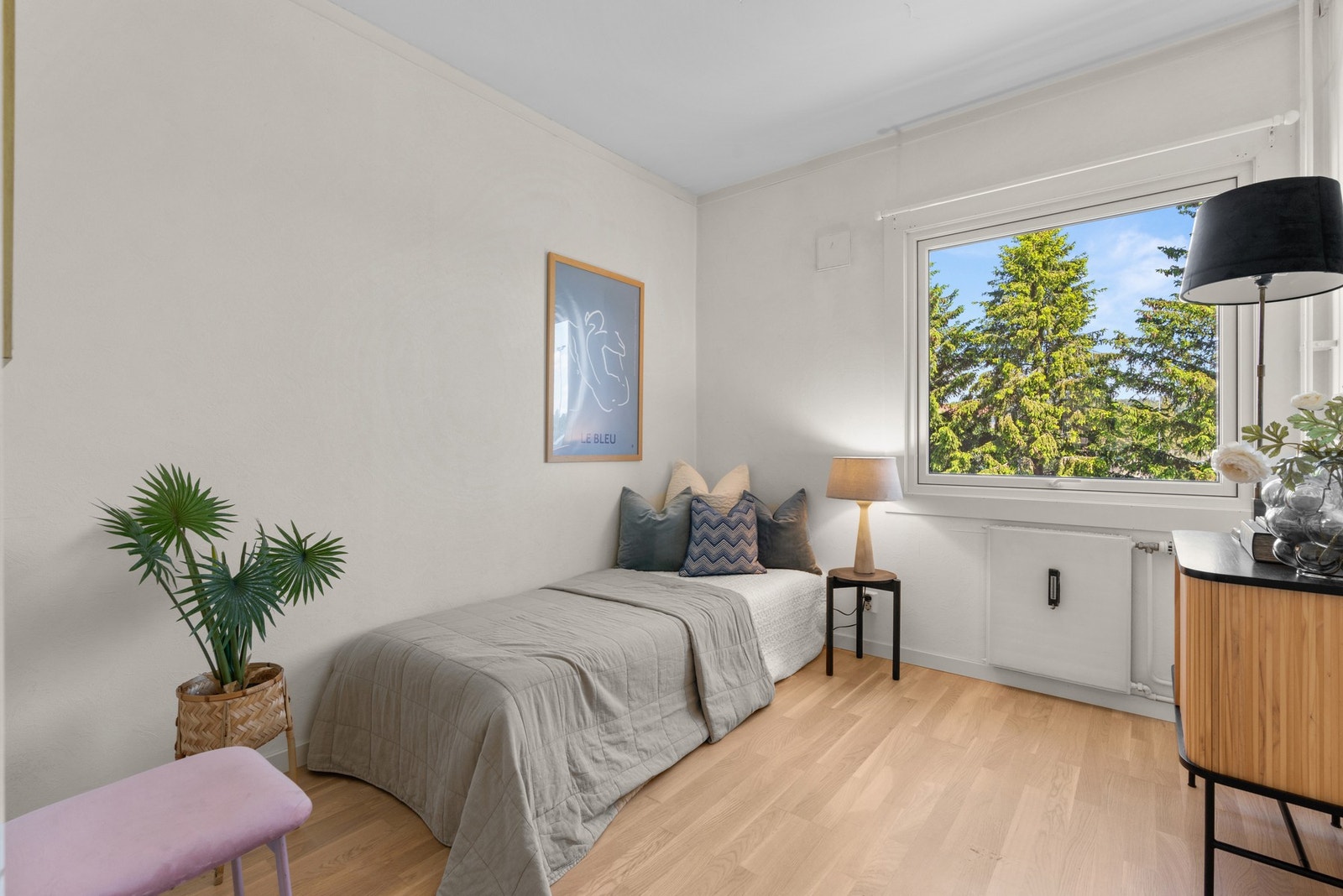 Det andre soverommet er også romslig og lyst, med store vindusflater som slipper inn rikelig med dagslys. Galleribilde