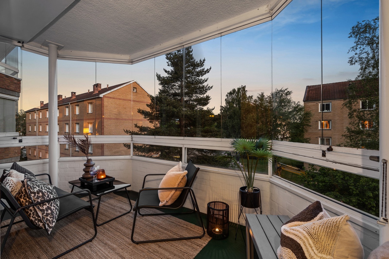 Sydvestvendt, solrik og innglasset balkong på 9 kvm. Galleribilde