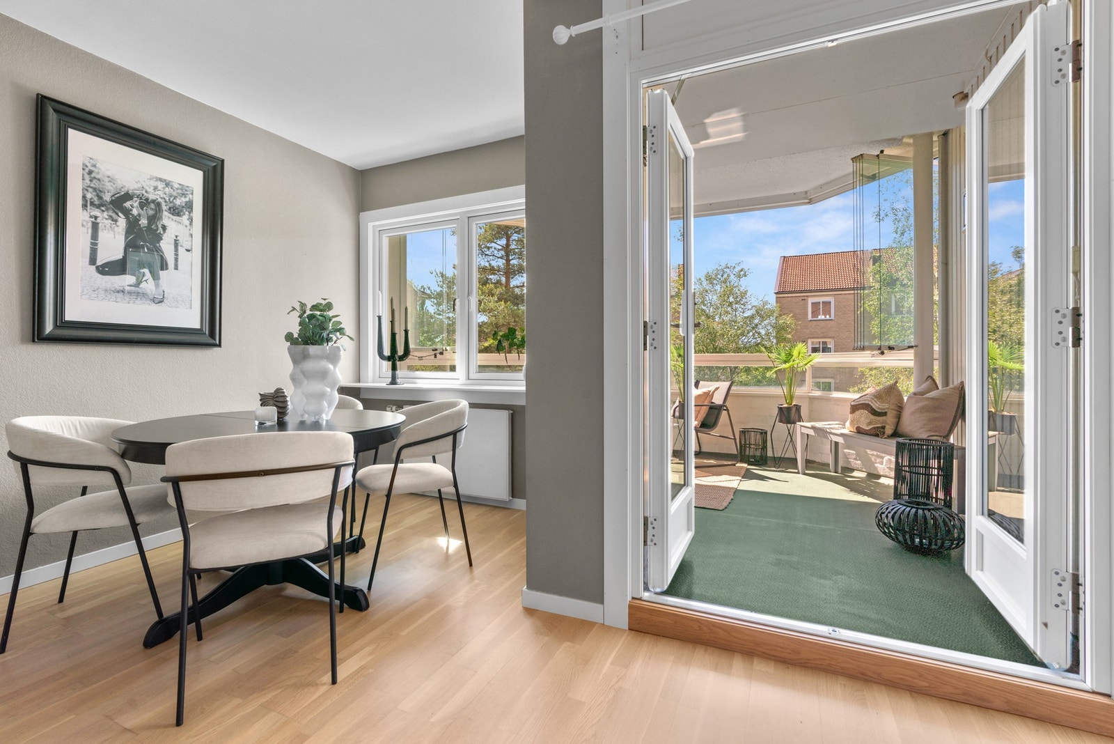 Stuen får godt med naturlig lysinnslipp fra store vindusflater. Vinduene og balkongdøren ble skifet i regi av brl. i 2016. Galleribilde