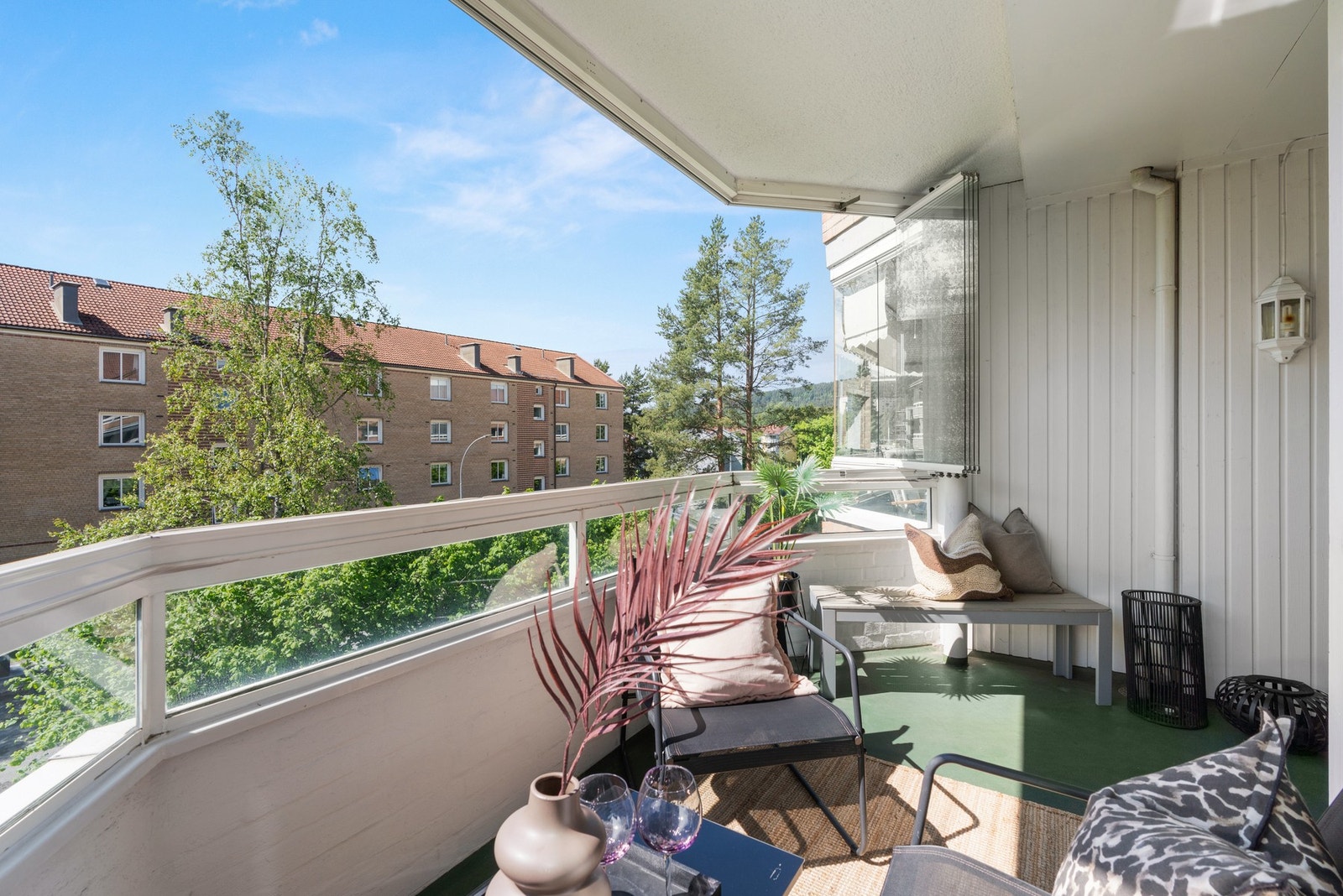 Balkongen kan fint innredes med loungemøbler og grill for fine sommerdager. Galleribilde