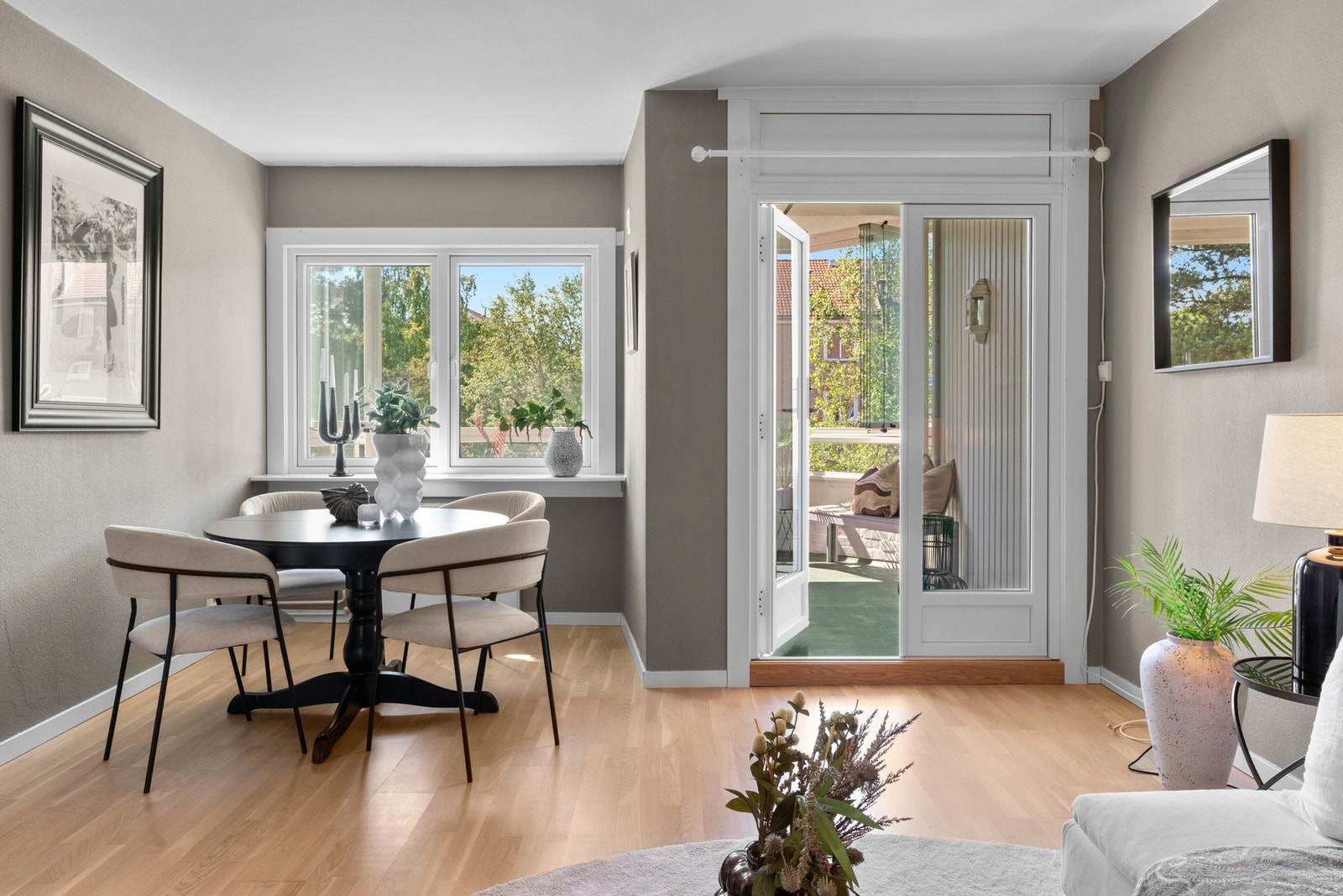 Stuen er malt i duse, fine farger som harmonerer godt med det gulvet og skaper en lun og behagelig atmosfære. Galleribilde