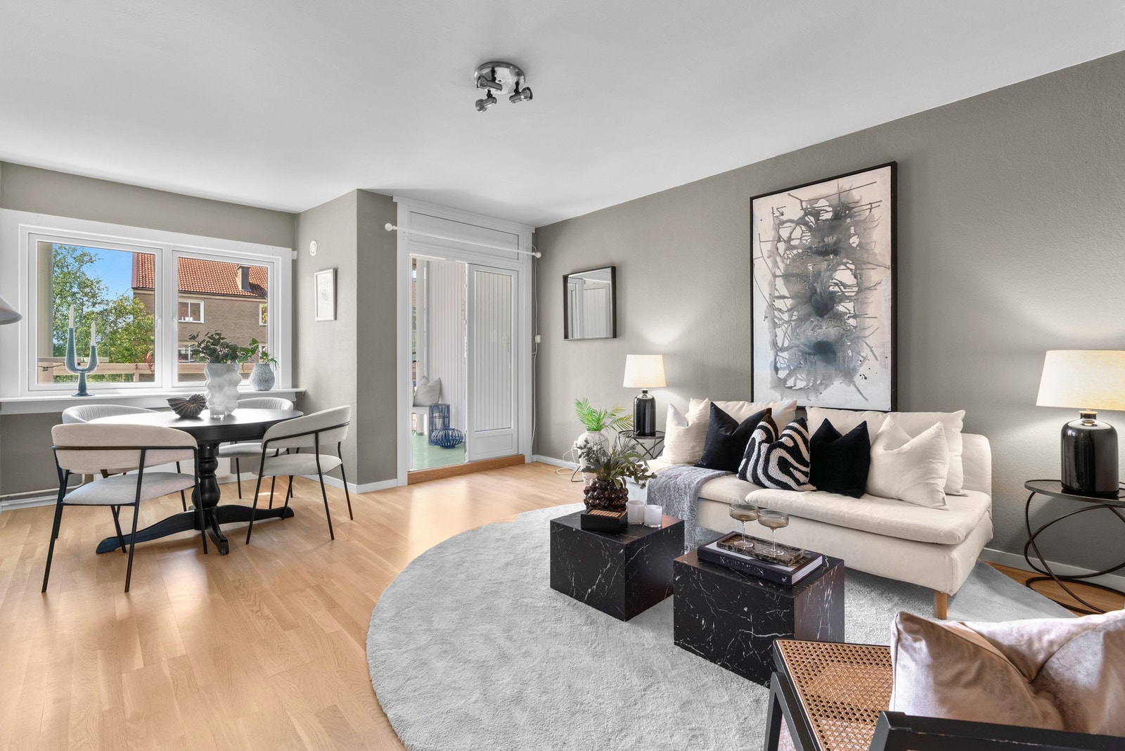 Stuen er romslig med god plass til både sofagruppe og spisebord. Galleribilde