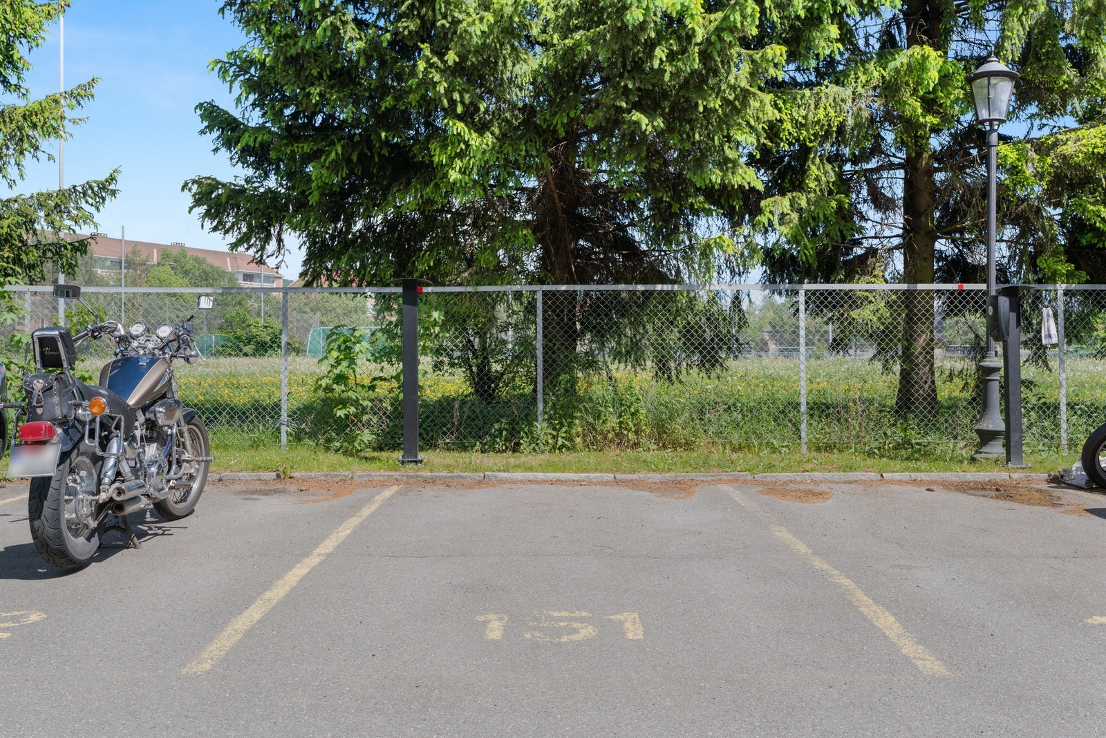 Borettslaget har 200 parkeringsplasser og garasjer som styret i borettslaget fordeler etter ansiennitet. Galleribilde