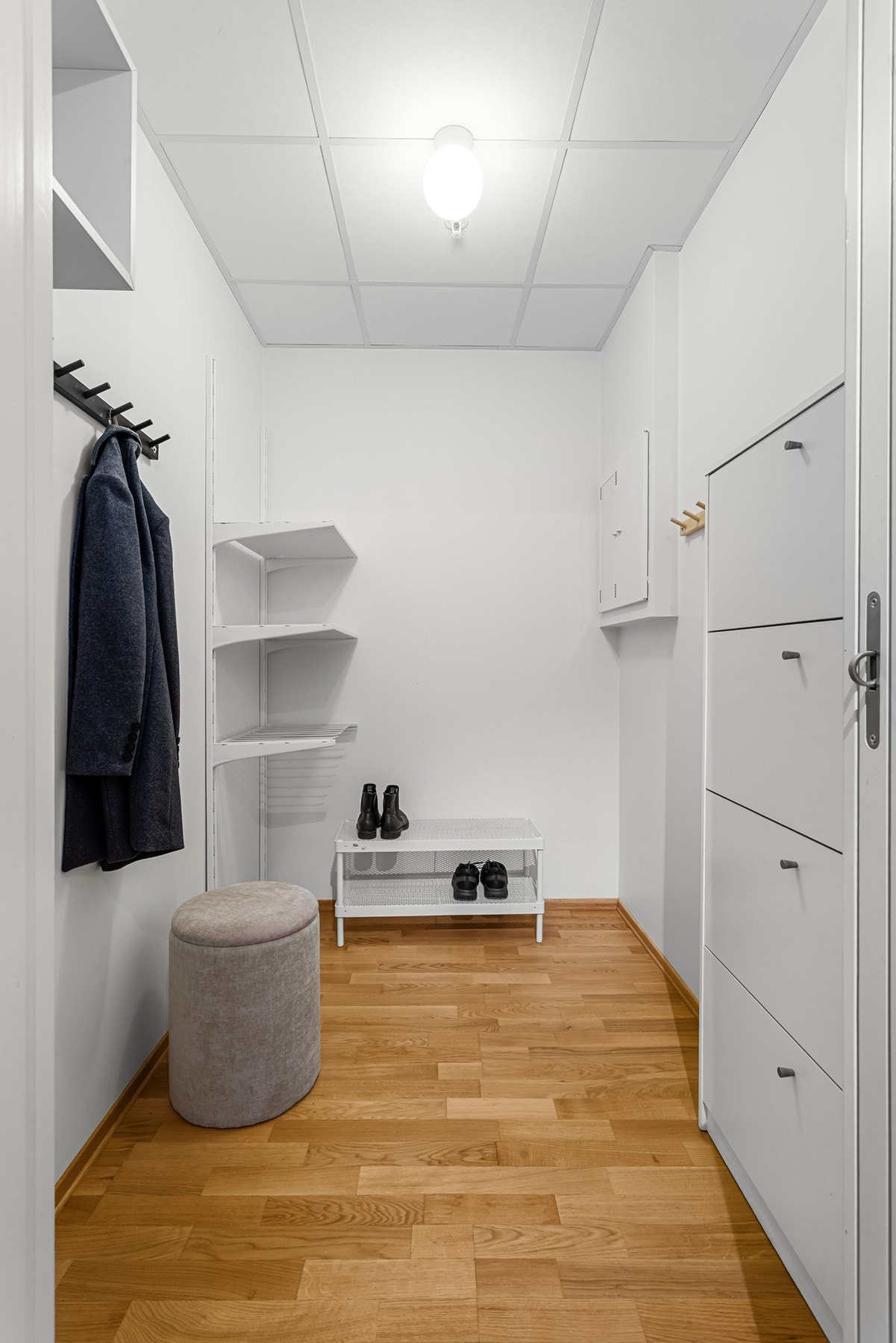 Videre har du tilgang til en innvendig bod, med gode lagringsmuligheter for klær og sko, mm. Praktisk å ha et sted til støvsuger og andre nødvendigheter, inne i leiligheten. Galleribilde