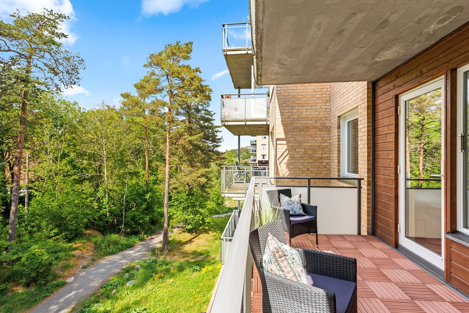 Her har du et grønt og landlig utsyn. Balkongen er på hele 9,2 kvm, og den har dermed plass til ulike balkongmøblement. Galleribilde