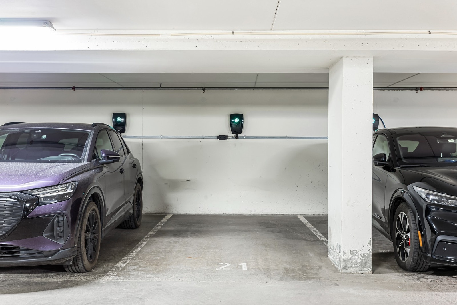 Leiligheten disponerer en parkeringsplass, i felles garasjeanlegg, som medfølger i handelen. Denne er merket nr. 21, og det er montert lader for el-bil av typen Zaptec. Galleribilde