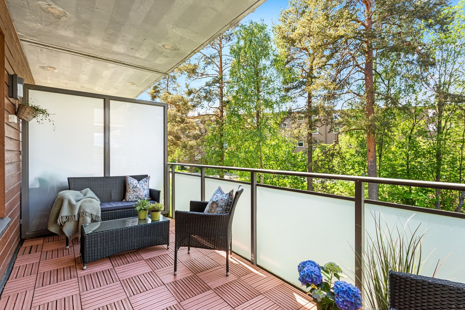 En lys og moderne 2-roms leilighet, med vestvendt balkong. Heis ned til medfølgende parkeringsplass, i oppvarmet garasje. Galleribilde