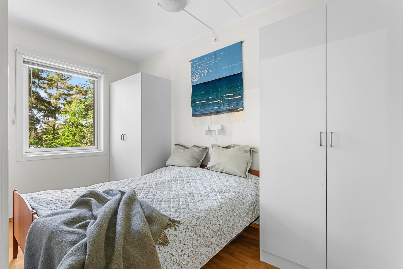 Leiligheten har et godt soverom, med tilhørende garderobeløsning på begge sider av sengen. Galleribilde