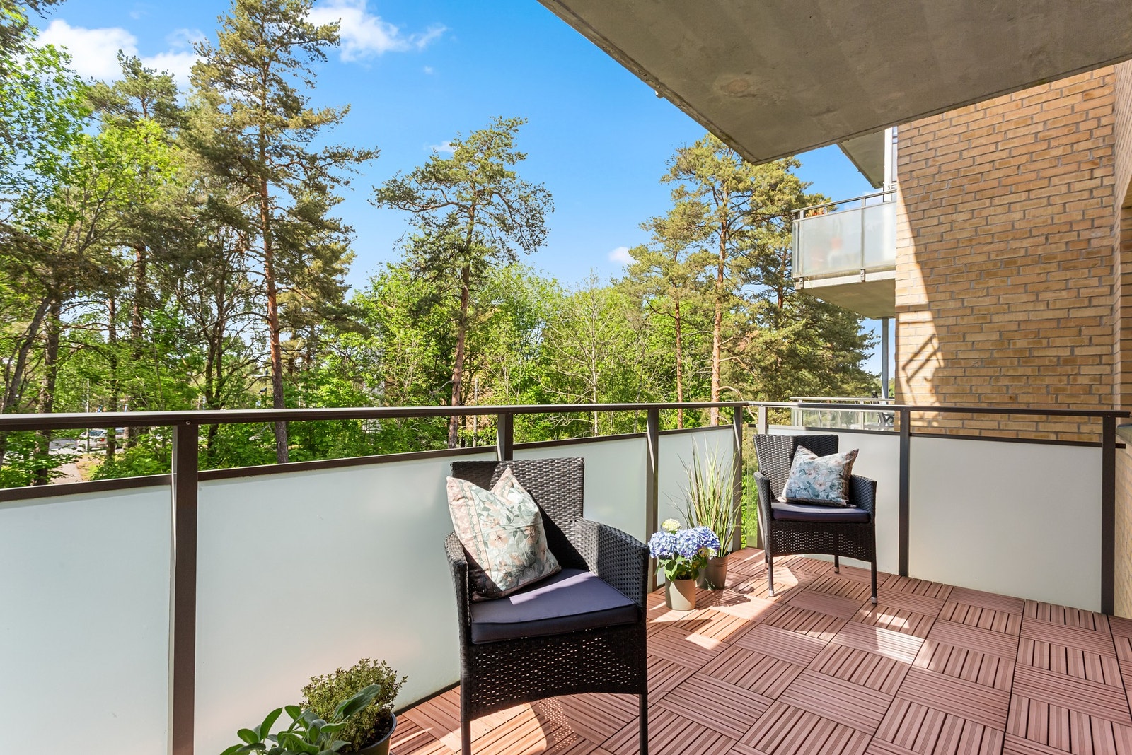 Leiligheten ligger godt skjermet fra både trafikkstøy og innsyn. Fra stuen har du utgang til overbygd balkong. Galleribilde