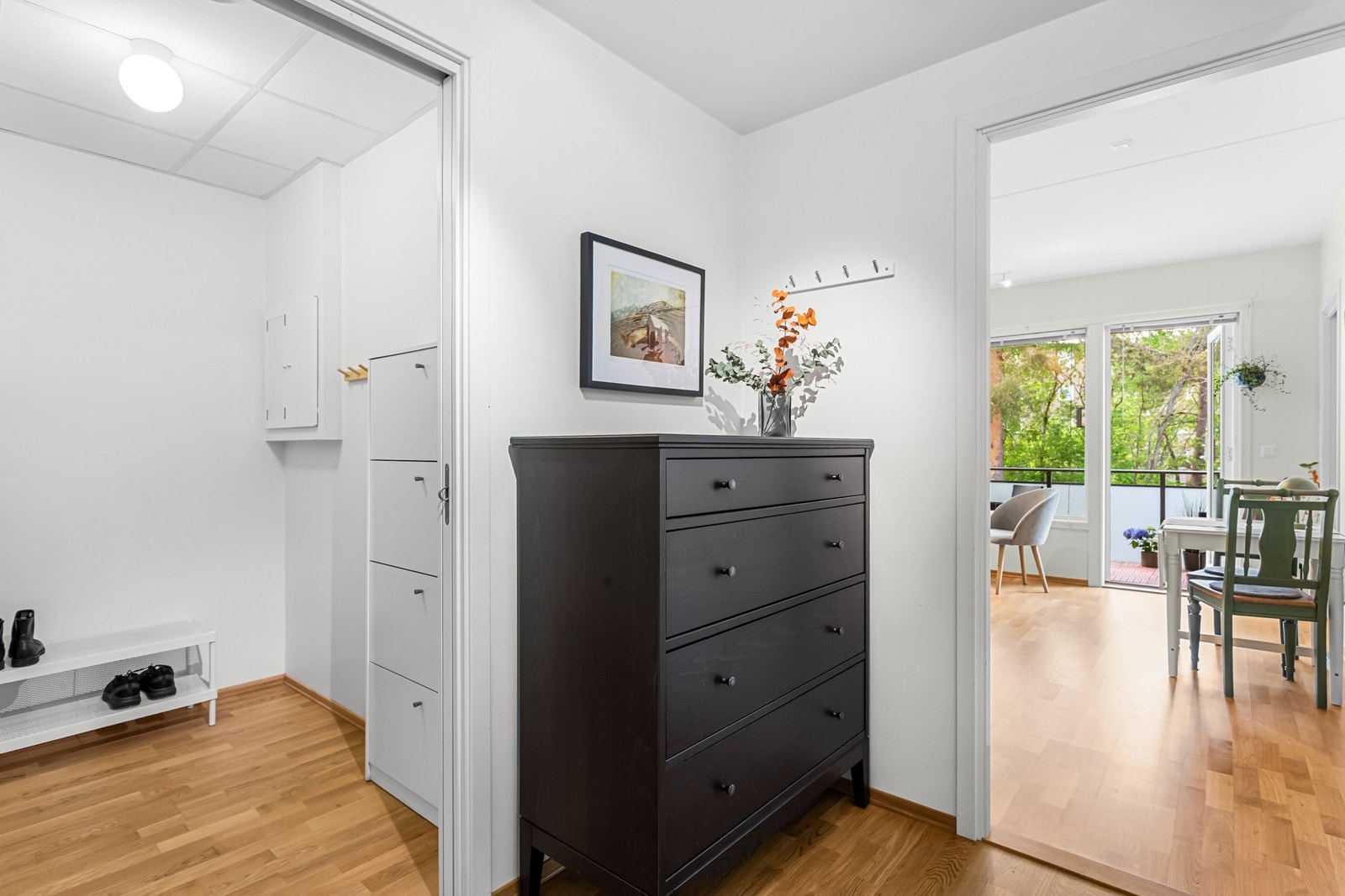 Entreen har plass til kommode/garderobeløsning og knaggrekke for ytterklær. Galleribilde