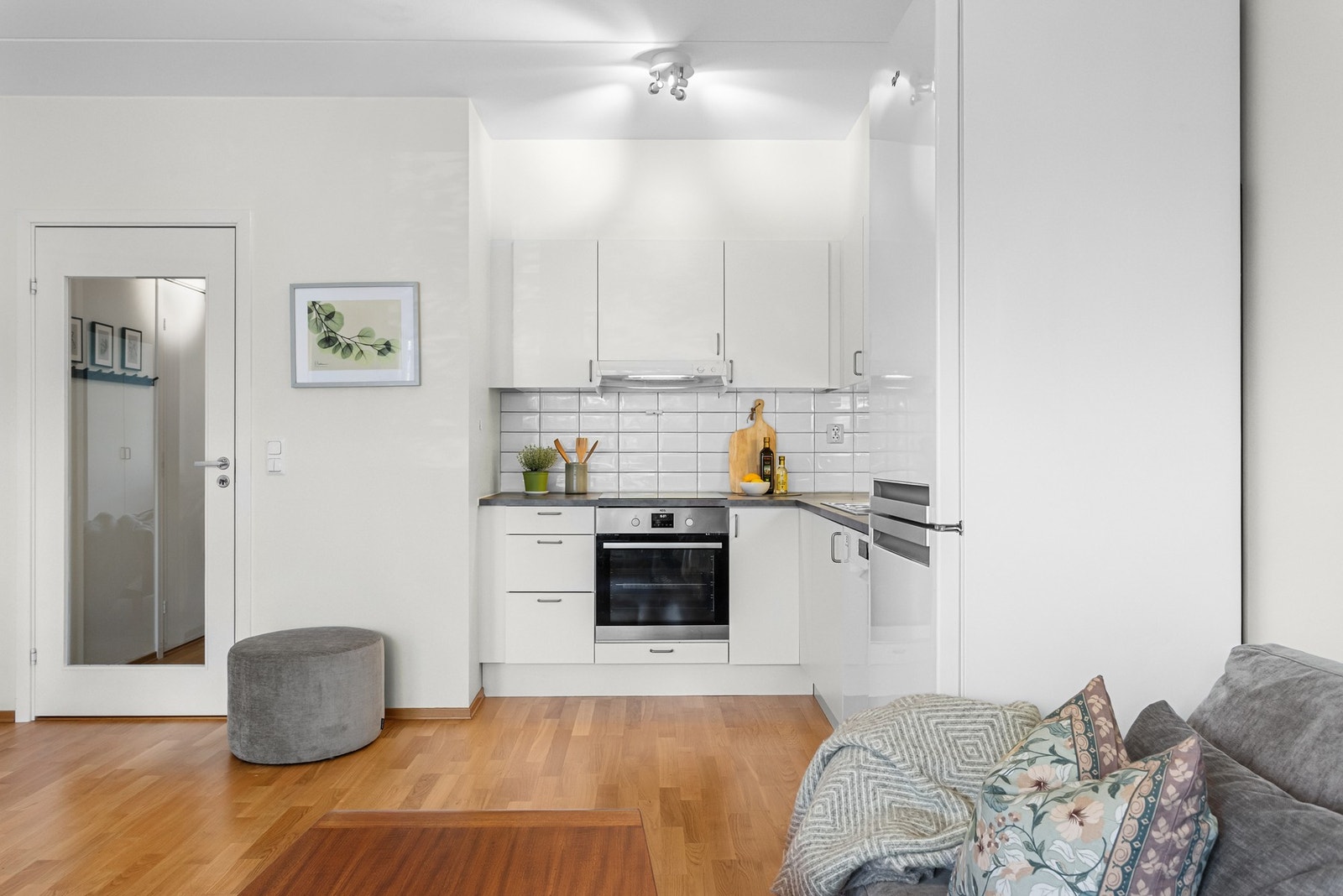 Integrert stekeovn og induksjonstopp, samt frittstående oppvaskmaskin og kjøle-/fryseskap medfølger alle i handelen. Det er montert komfyrvakt og lys under overskap. Galleribilde