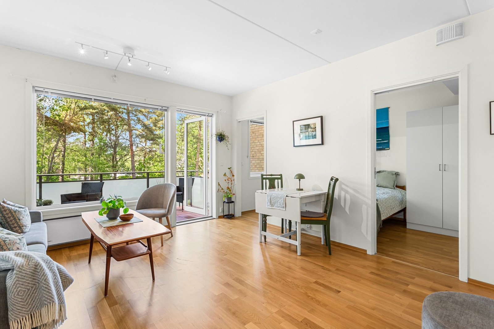 Leiligheten har et oppholdsrom som oppleves lyst og tiltalende. Ventilasjonen er balansert med mekanisk tilluft og luftavtrekk. Galleribilde