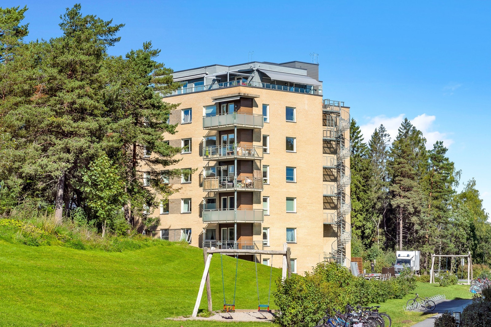 Borettslaget har velholdte fellesareal, bestående av asfalterte internveier, sandkasser og lekeapparater, samt sittegrupper og store gressareal beplantet med prydbusker, hekker og trær. Galleribilde