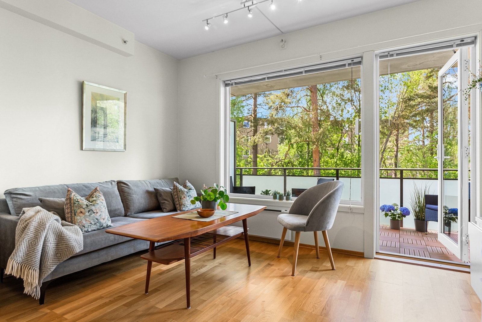 De gode vindusflatene slipper inn godt med naturlig lys, og bidrar til en god romfølelse. Galleribilde