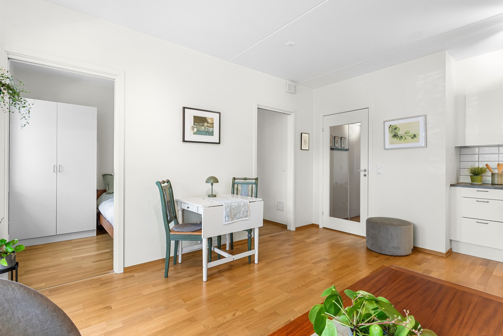 Leiligheten har slette, malte veggflater og eikeparkett på gulv. Himlingshøyden er i stuen målt til ca. 2,60 m. Galleribilde