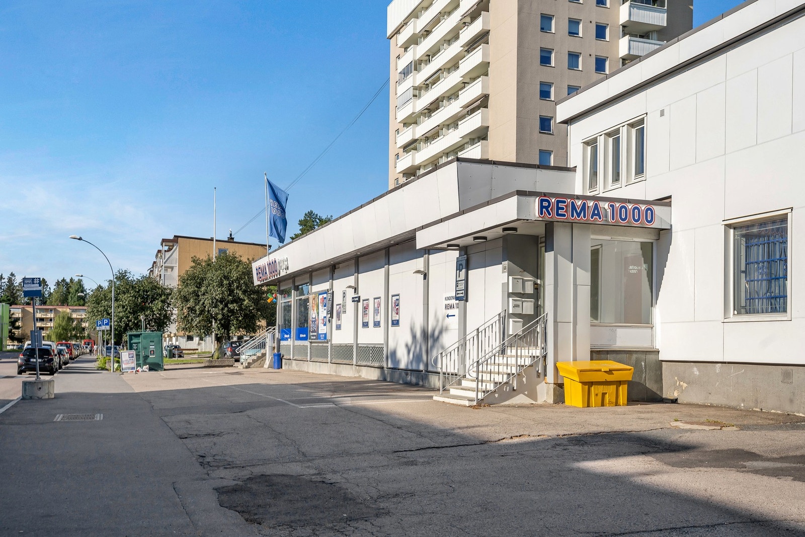 Fra leiligheten er det under fem minutters gange til nærmeste dagligvarebutikk. Hit kommer du enkelt via gangvei. Galleribilde