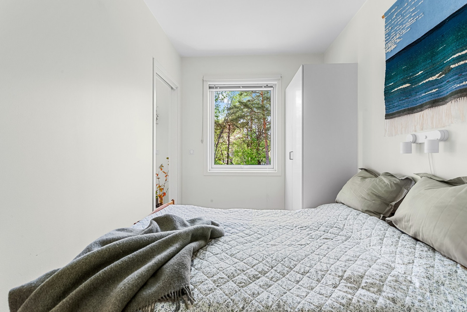 Vindu er vendt ut mot lite skogholt, godt skjermet fra trafikk. Soverommet har adkomst via to skyvedører fra stuen. Galleribilde