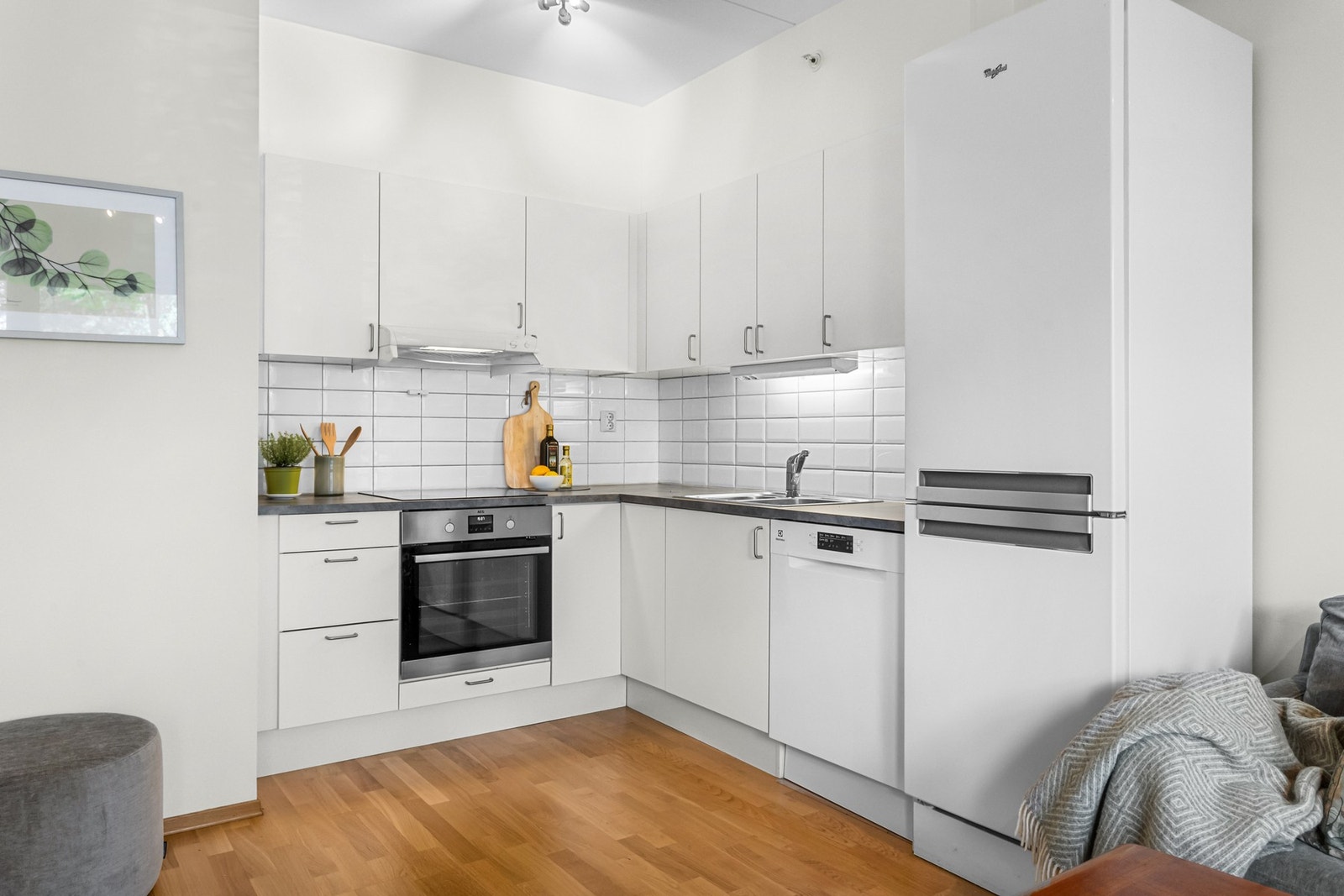 Kjøkkenet ligger i åpen løsning mot stuen, med stilren Norema-innredning fra byggeår. Galleribilde