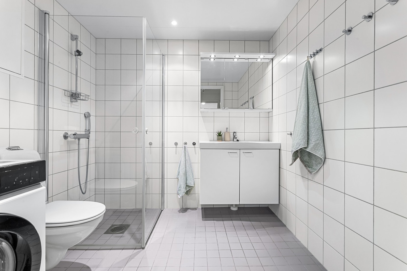 Leiligheten har et delikat og tidløst baderom fra byggeår, med flislagte overflater, gulvvarme og downlights. Galleribilde