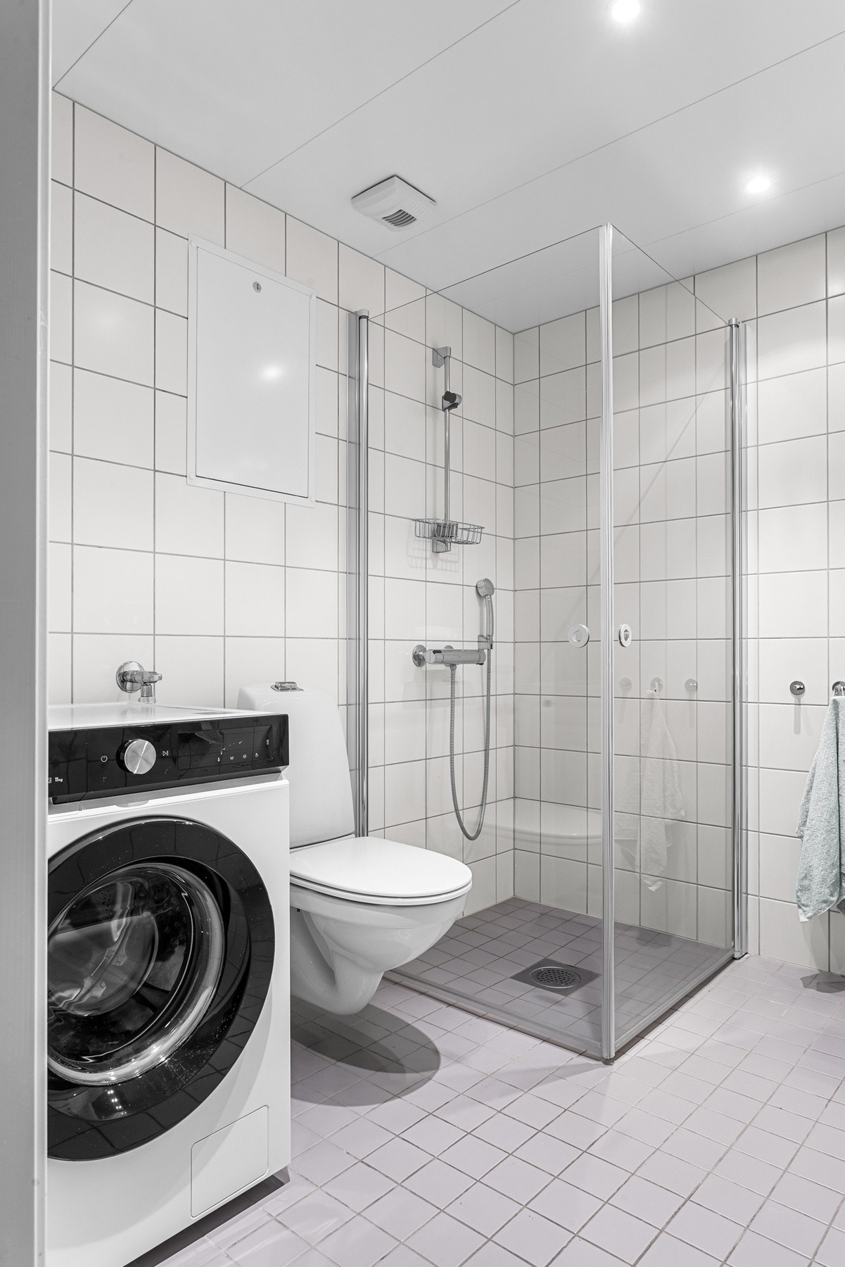 Nedsenket dusjhjørne med innfellbare dører, vegghengt wc, samt opplegg for vaskemaskin. Badet har mekanisk avtrekk via den balanserte ventilasjonen. Galleribilde