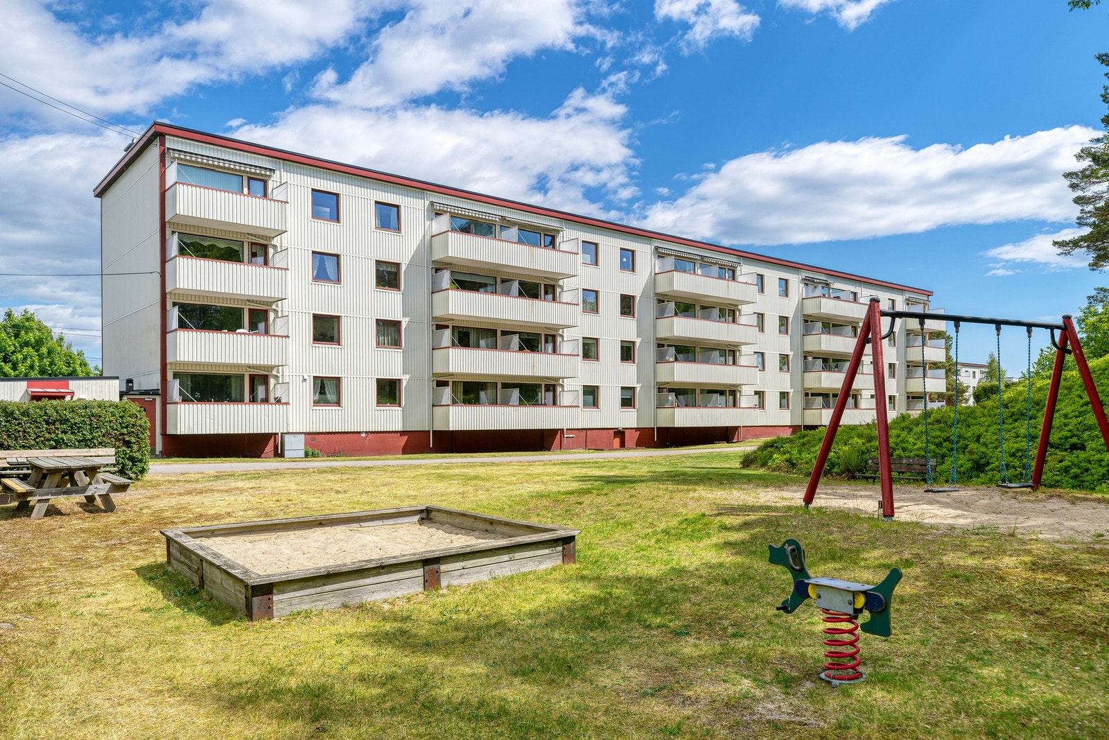 - Fine fellesområder og lekeplass for de aller minste | Det er også mulighet for å sette seg på liste for garasjeplass - Galleribilde