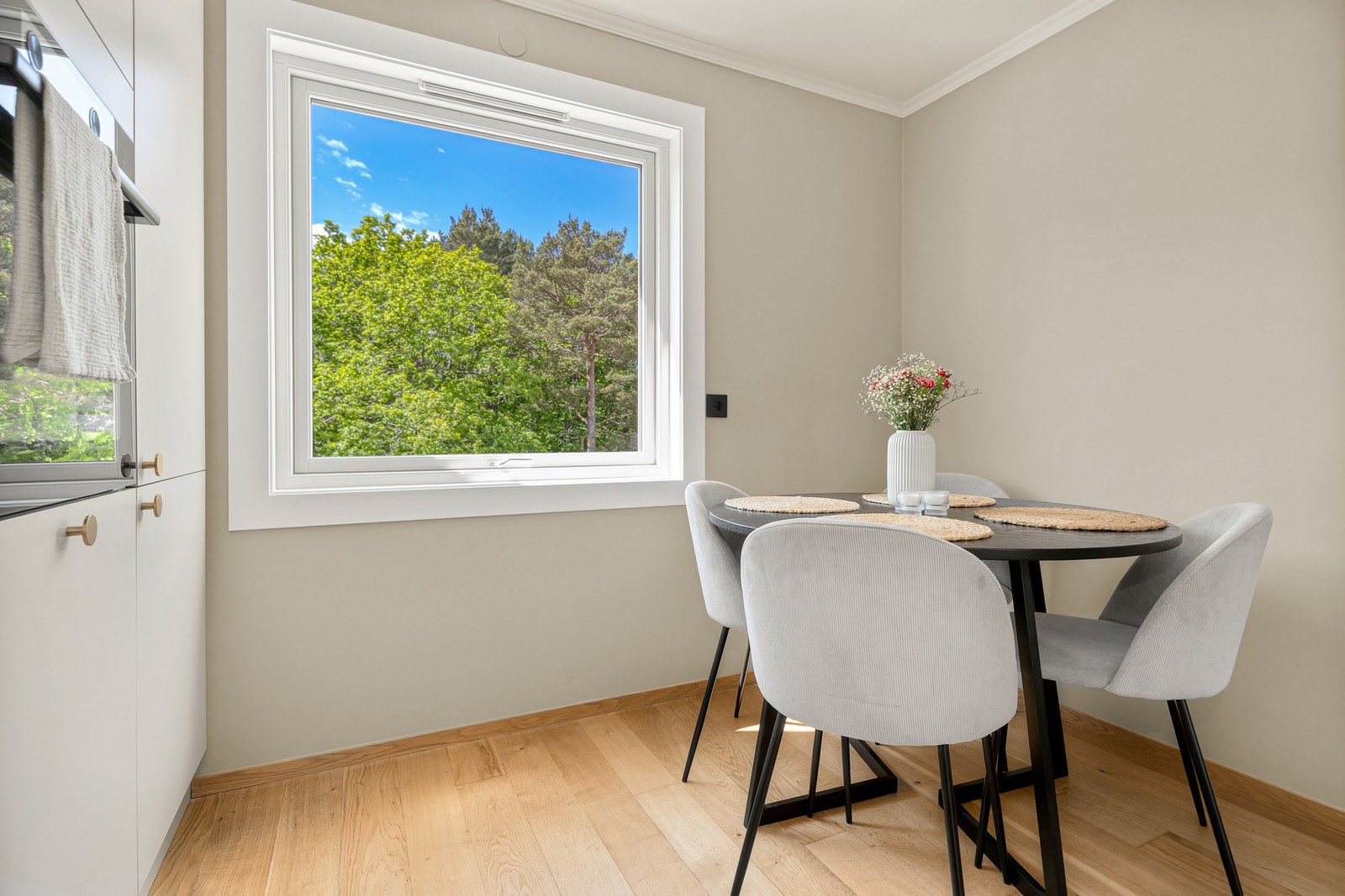 - Det er også plass til spisebord på kjøkkenet, hvor både frokost og middag kan nytes - Galleribilde