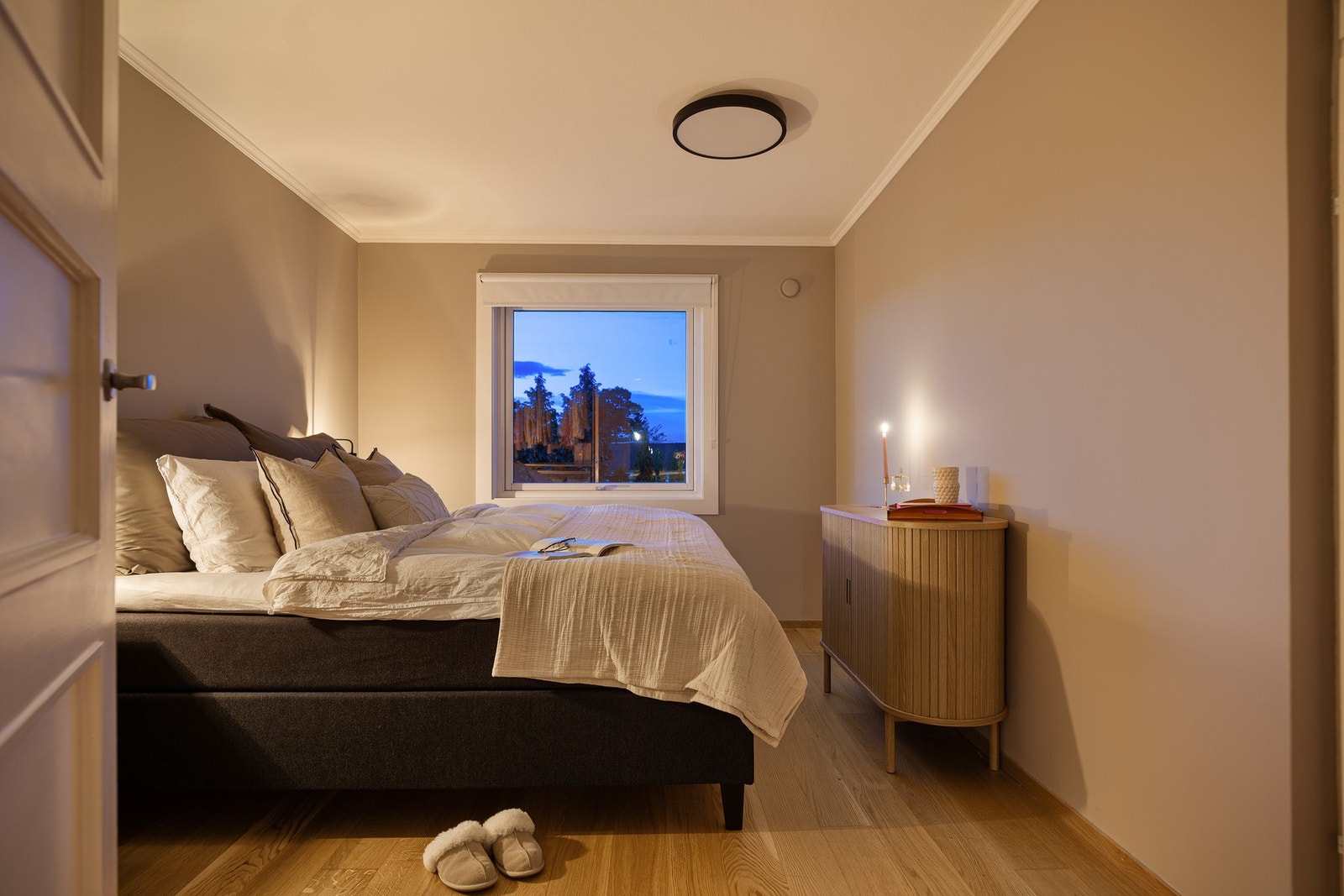- Det er satt inn nye taklamper i alle rom (bortsett fra bad) og alle kan dimmes etter ønske og behov - Galleribilde