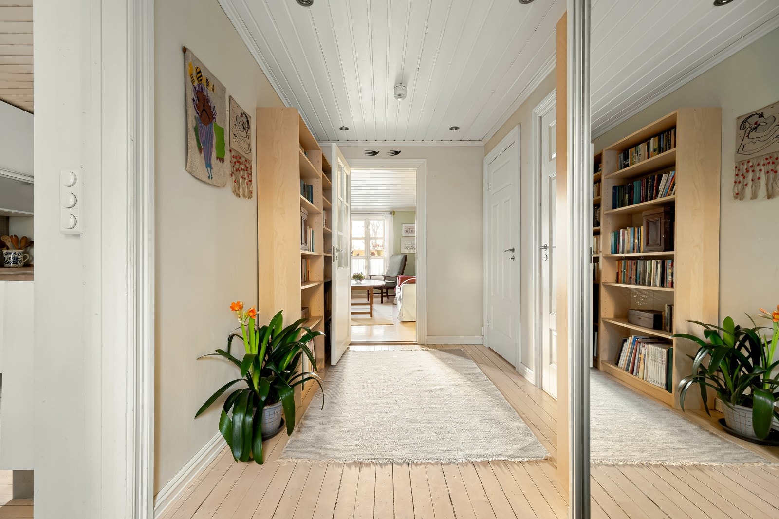 Når du kommer hjem fra jobb er dette det første du ser. Og det er en stor garderobe til venstre. Galleribilde