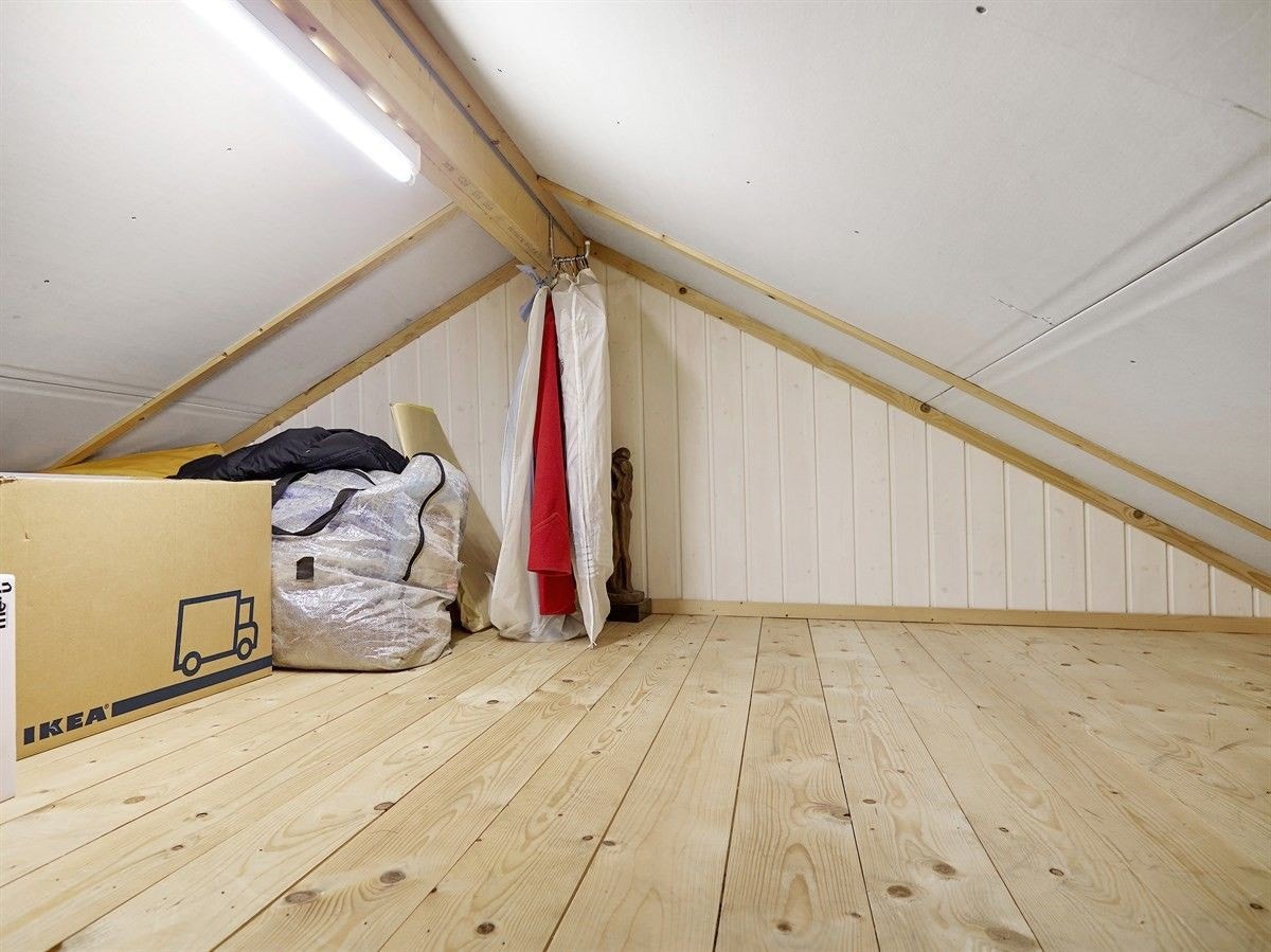 OVer soverommene er et stort lagringsloft på hele 14 kvm. gulvflate. DET er praktisk det! Galleribilde