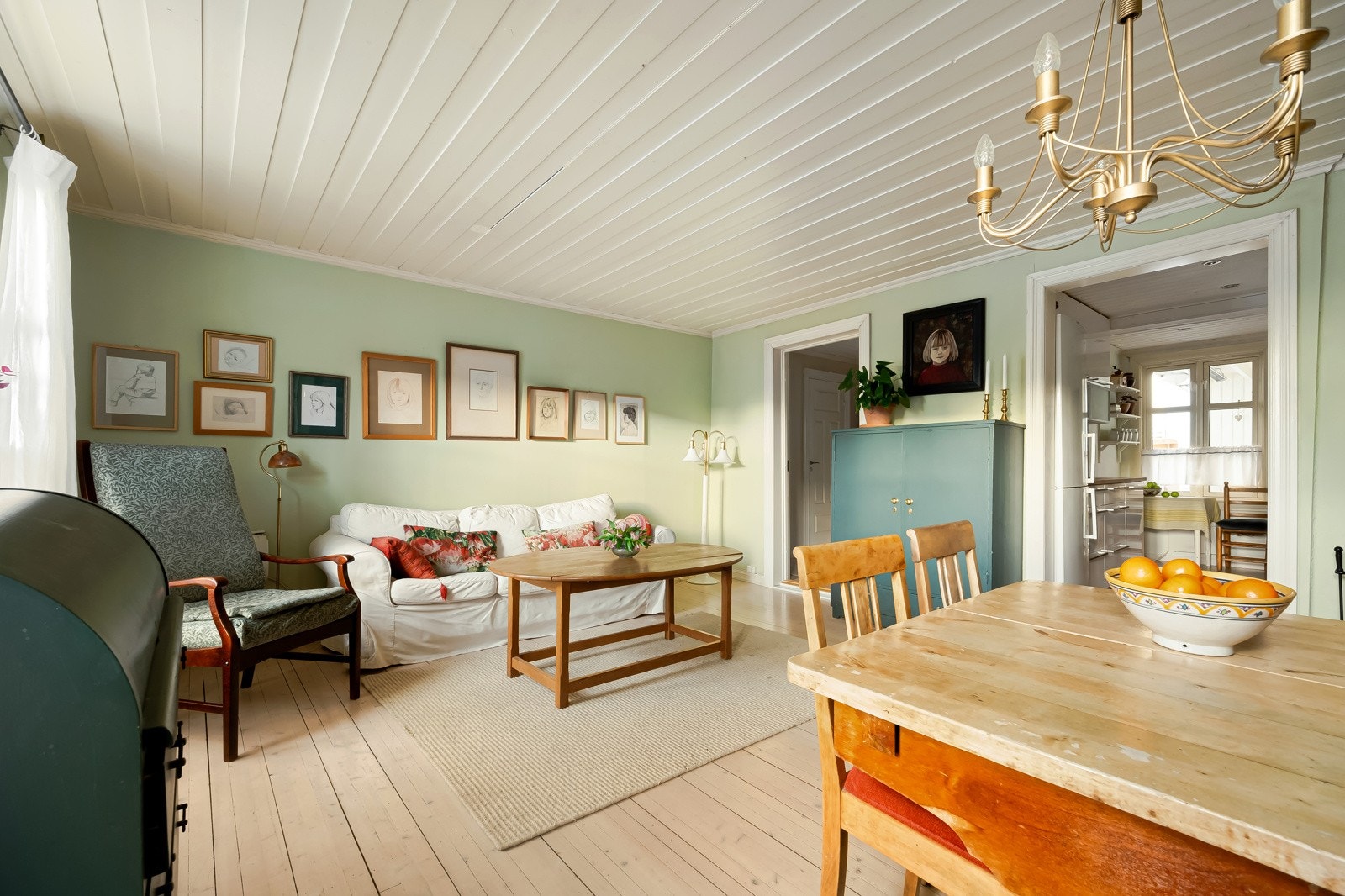 Det beste med gamle hus er det varige og fine kvalitetene som tregulv og paneltak. Galleribilde