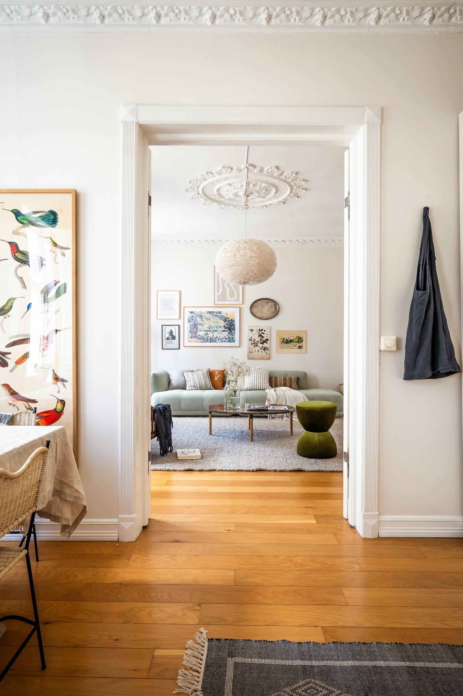 Leiligheten har stukkatur, rosett og god takhøyde som gir den et tidløst og elegant uttrykk. De store oppholdsrommene og den sosiale planløsningen gjør boligen både funksjonell og innbydende Galleribilde