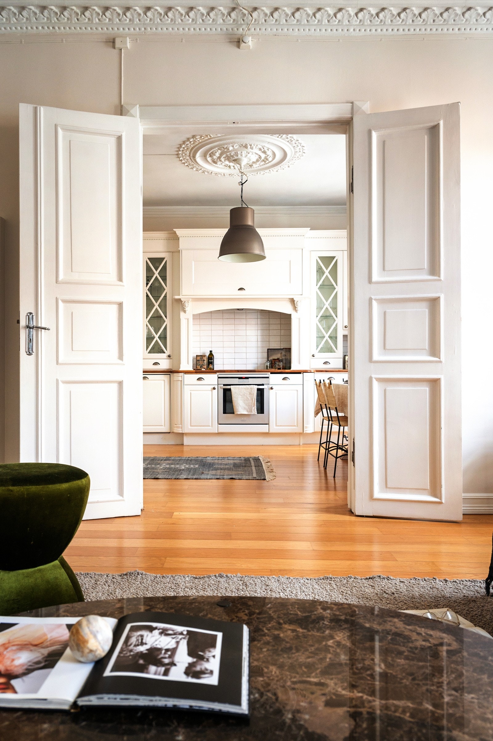 Sømløs samspill mellom stue og kjøkken med lekre dobble dører Galleribilde