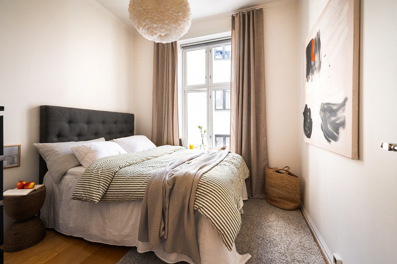 Hovedsoverommet har adkomst fra entréen og fremstår som et lunt og behagelig rom med god plass til dobbeltseng, nattbord og garderobeløsning Galleribilde