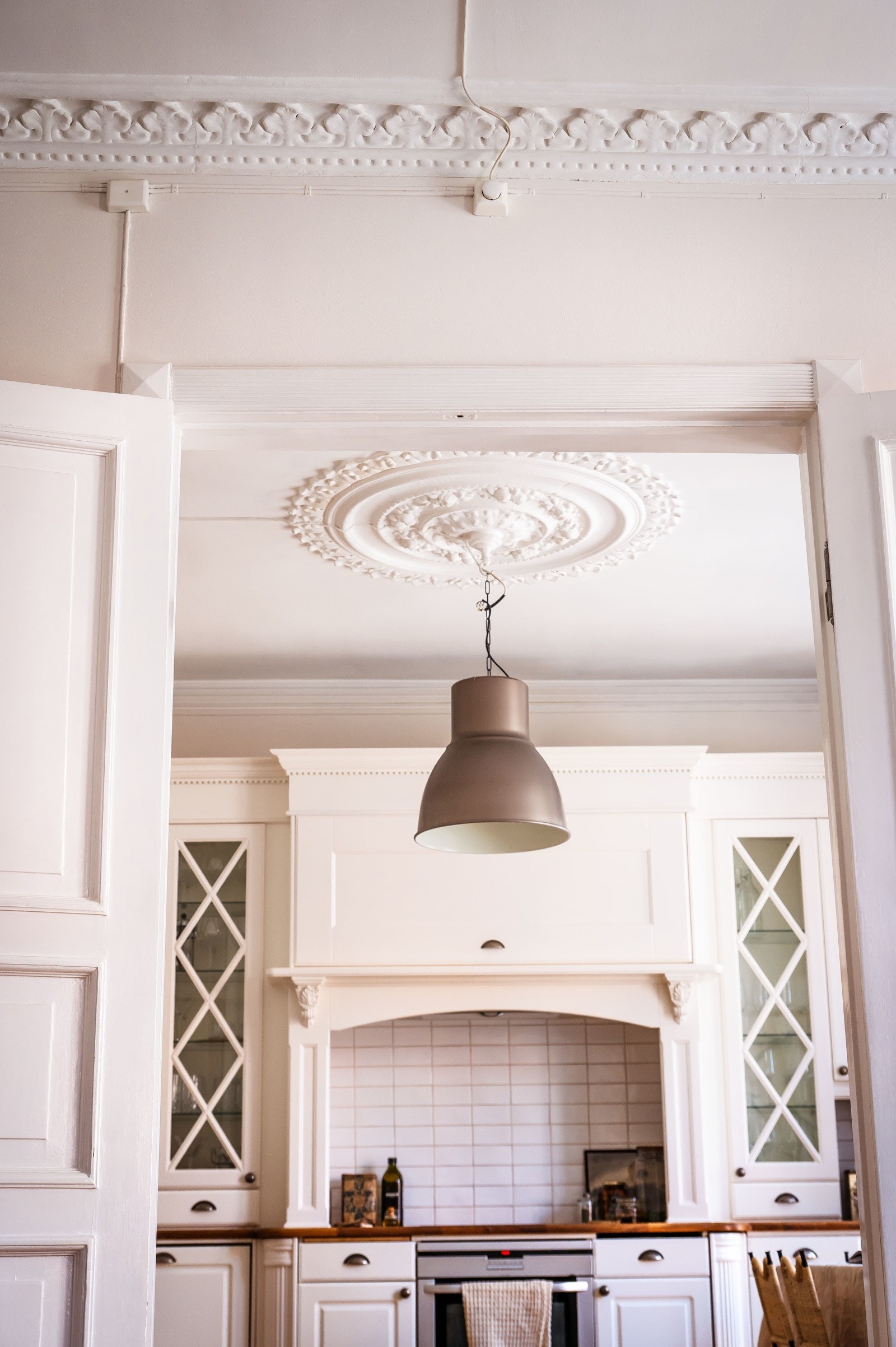 Også kjøkkenet har stukkatur og rosett Galleribilde