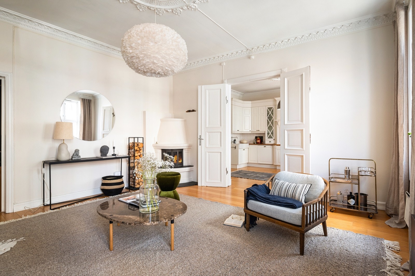 De doble dørene mot kjøkkenet bidrar til en åpen og sosial planløsning som inviterer til både hverdagshygge og selskapelighet Galleribilde