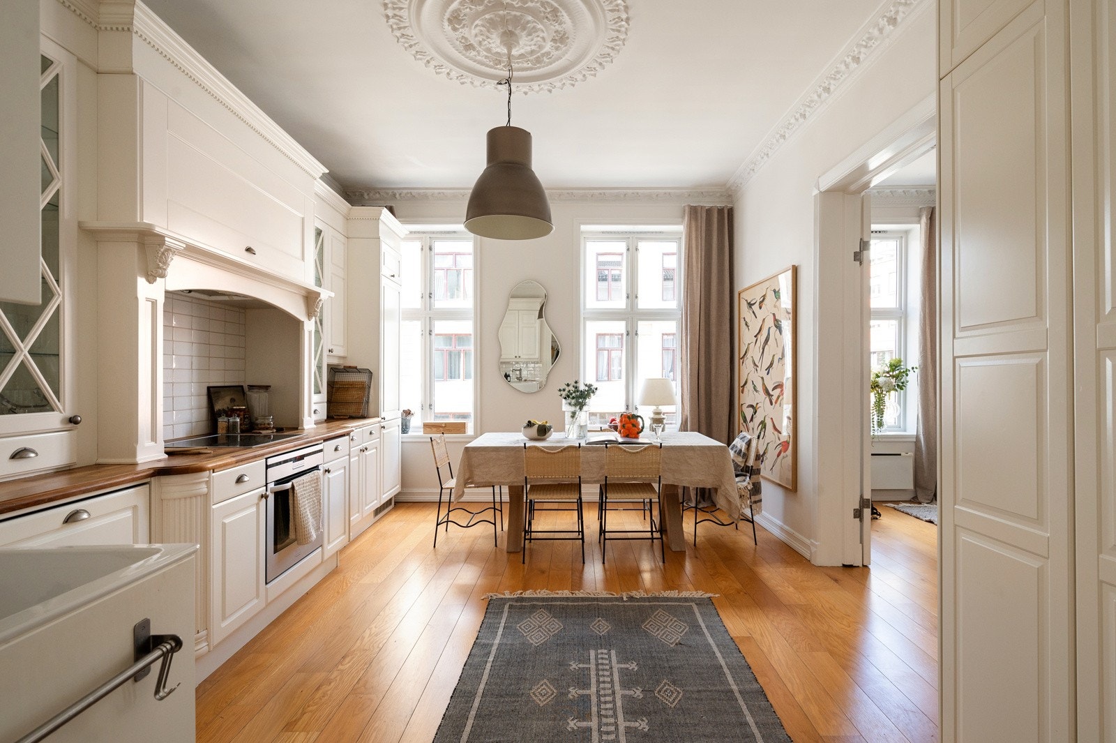 Store vindusflater sørger for en god atmosfære også på kjøkkenet Galleribilde