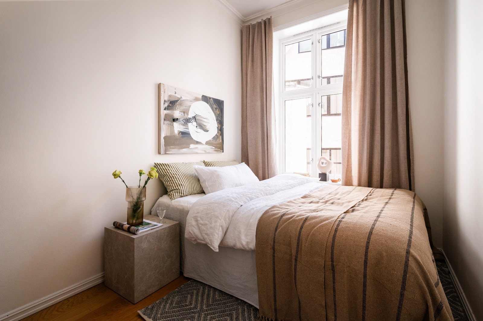 Stort vindu som sørger for rikelig med lysinslipp og en behagelig atmosfære Galleribilde