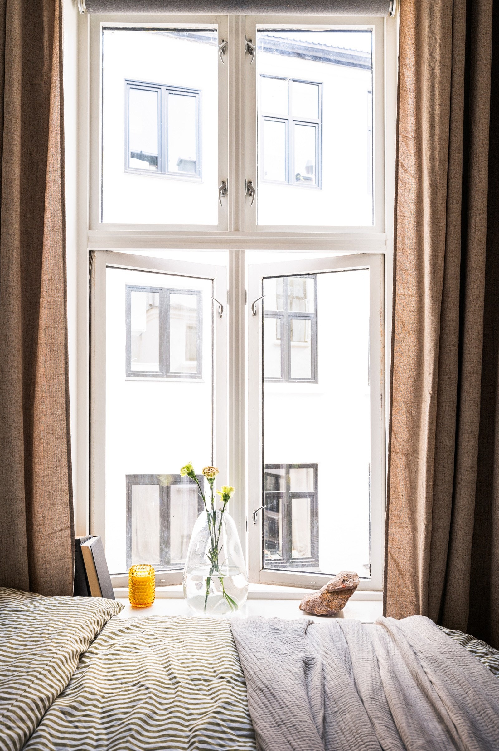 Store vinduer gir rommet et fint lysinnslipp, og de lyse overflatene skaper en rolig atmosfære Galleribilde