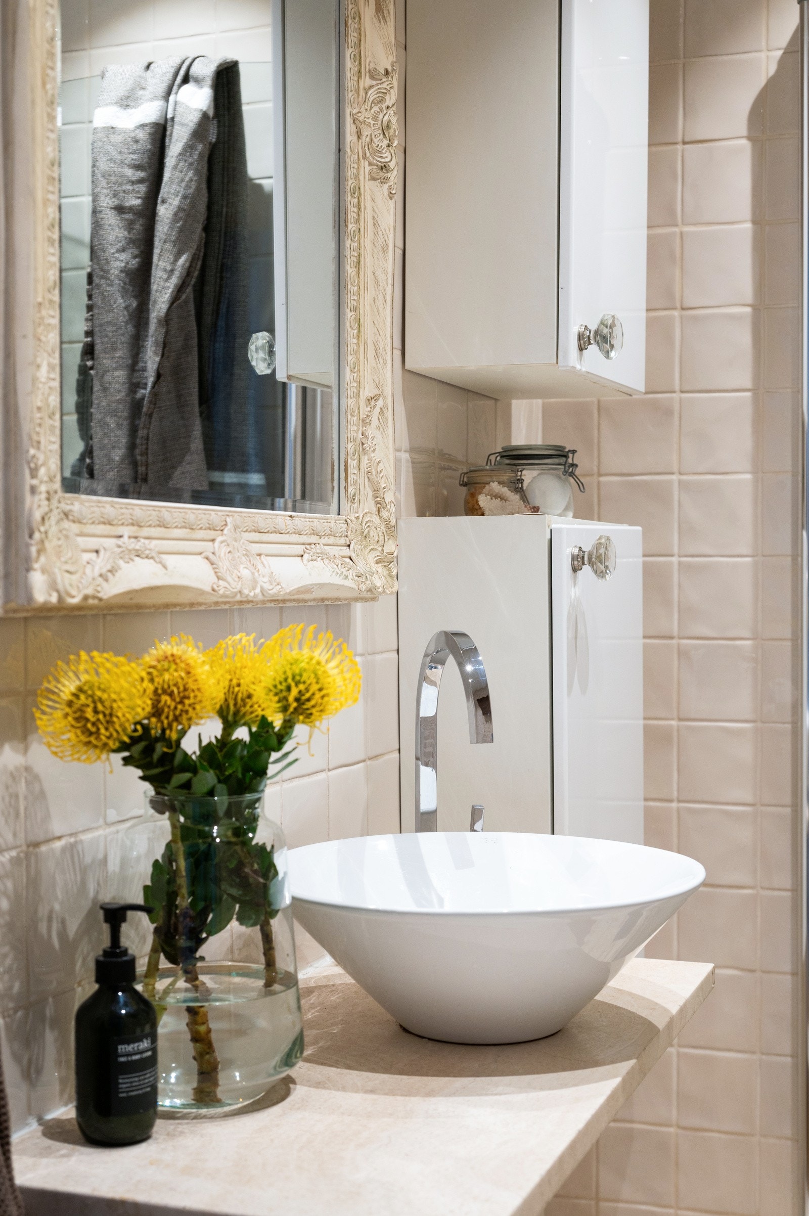 Den frittstående servanten med moderne armatur, kombinert med vegghengt toalett og innebygget sisterne, gir et stilrent og ryddig uttrykk Galleribilde