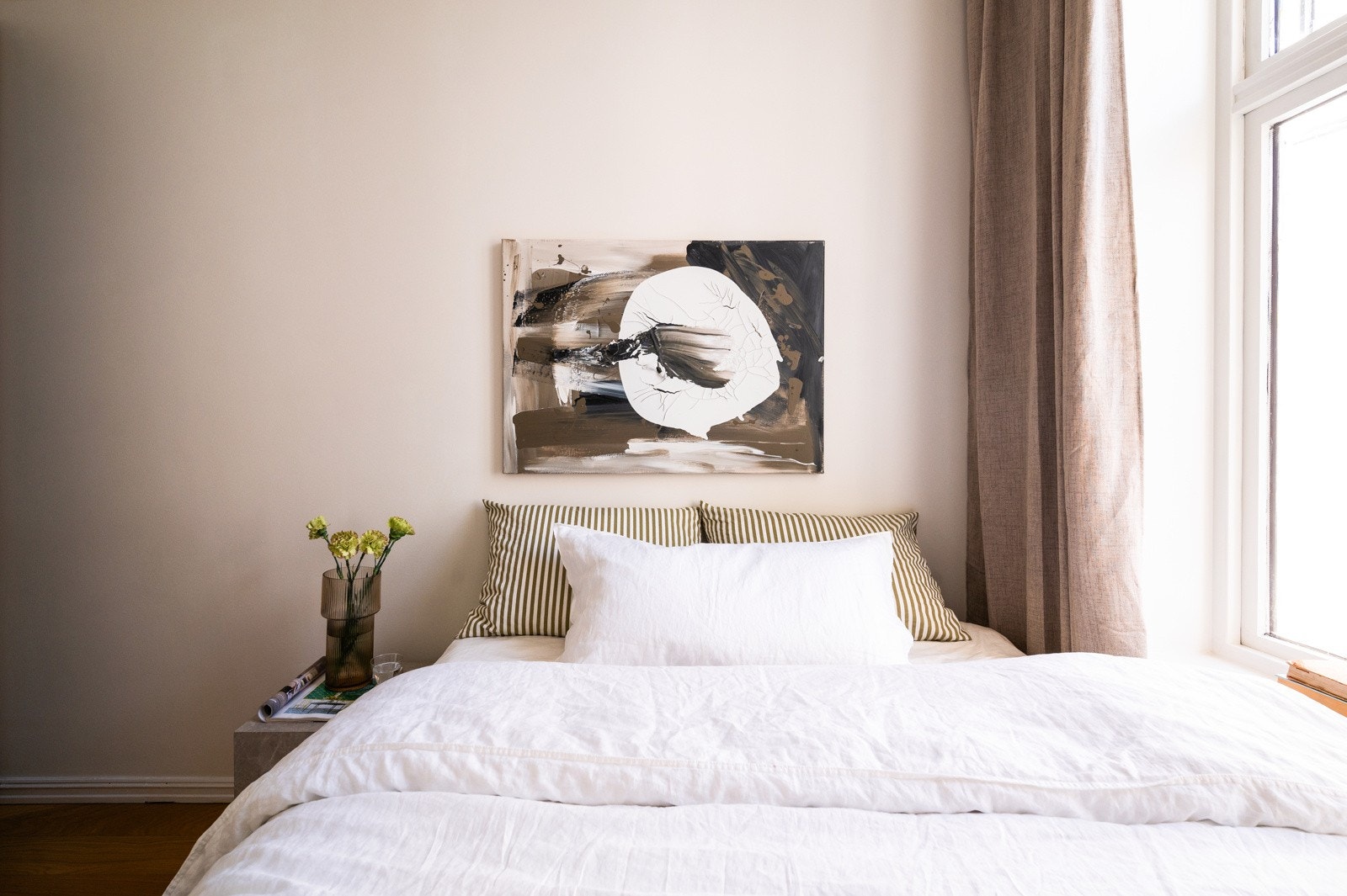 God plass til dobbeltseng, nattbord og garderobeløsning Galleribilde