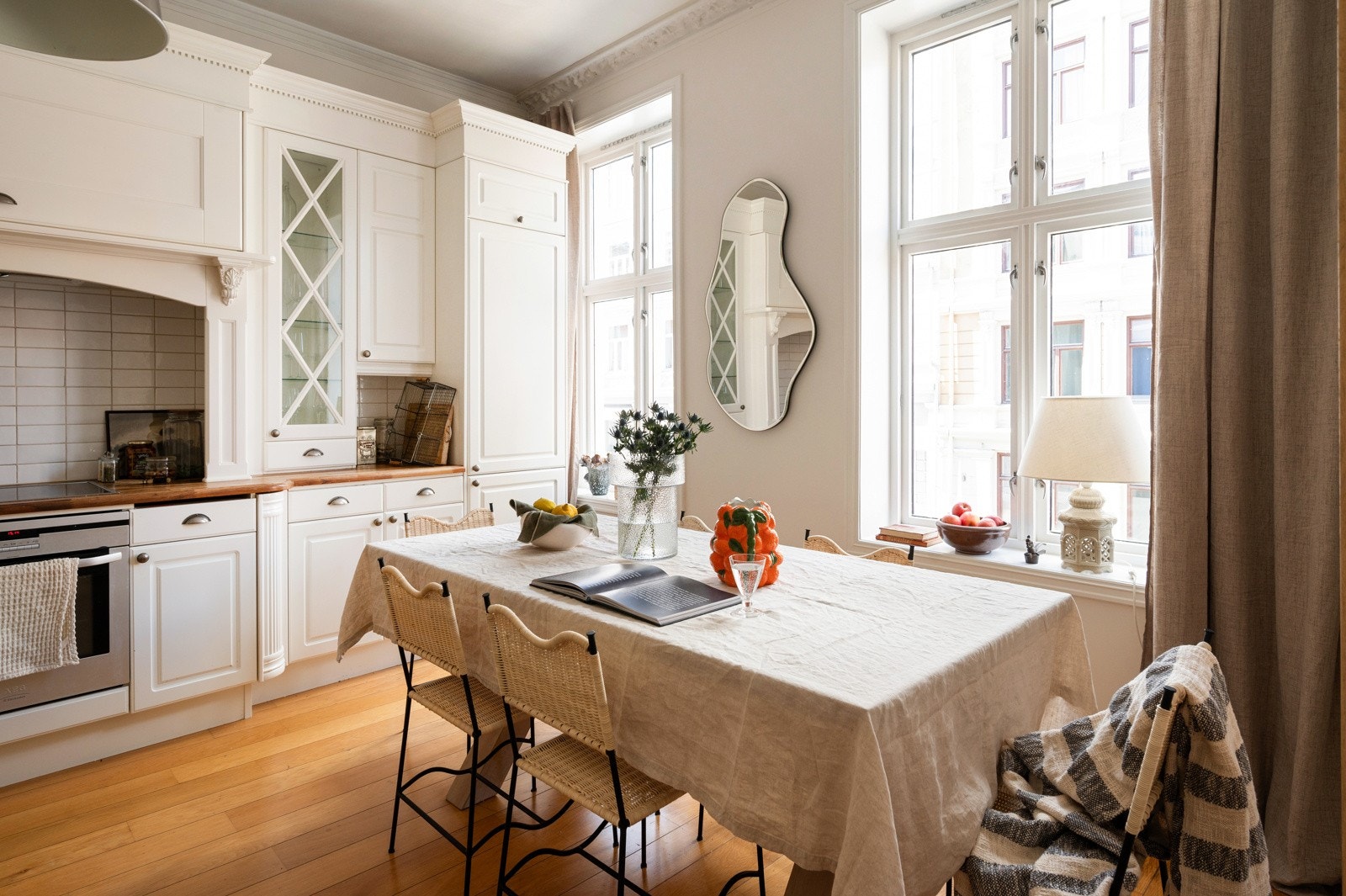 Elegant og lys 3-roms med god takhøyde og klassiske detaljer - beliggende i Hegdehaugsveien, nær alt byen har å by på! Galleribilde