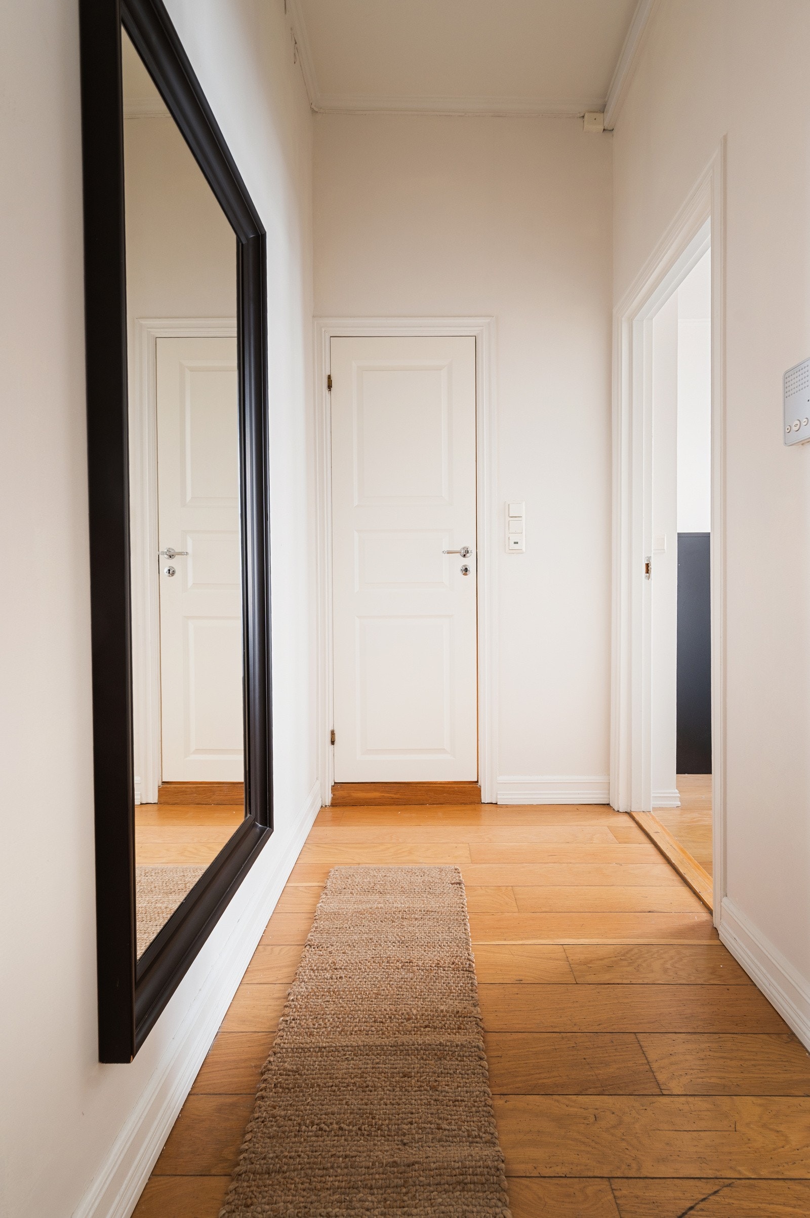 Entreen gir et godt førsteinntrykk med plass til oppheng av yttertøy og sko, samt et stort speil som gir en luftig romfølelse Galleribilde