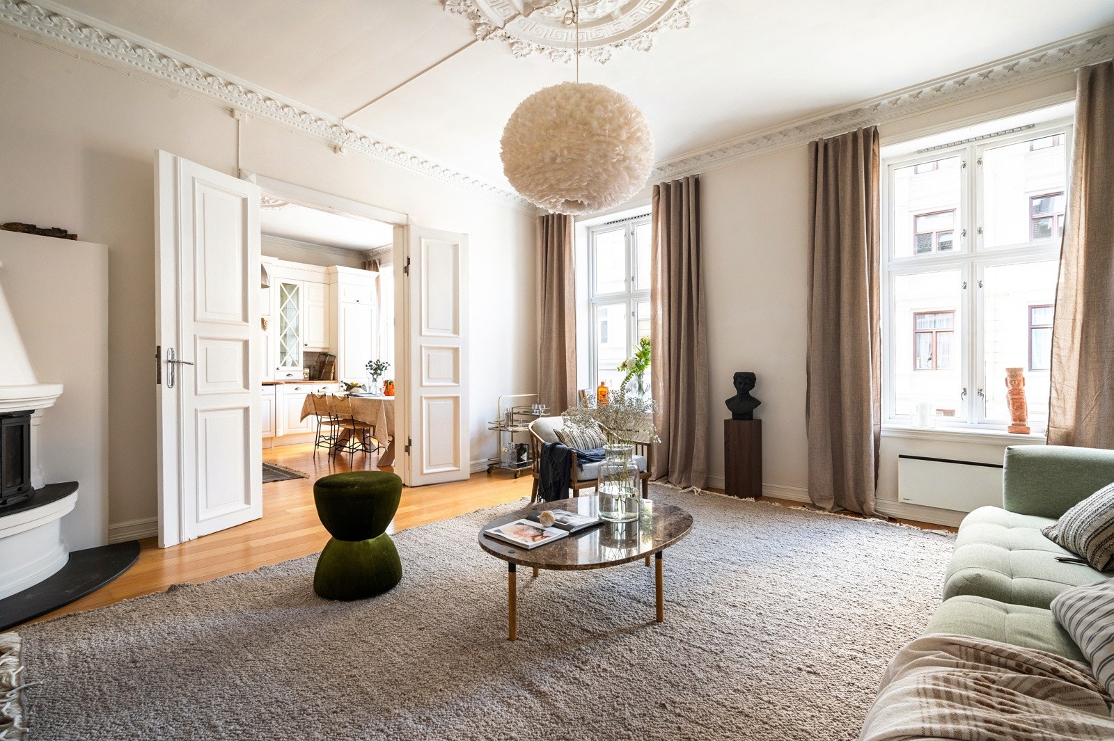 Leiligheten har en stor og åpen stue med herlig romfølelse, god takhøyde og gode møbleringsmuligheter Galleribilde