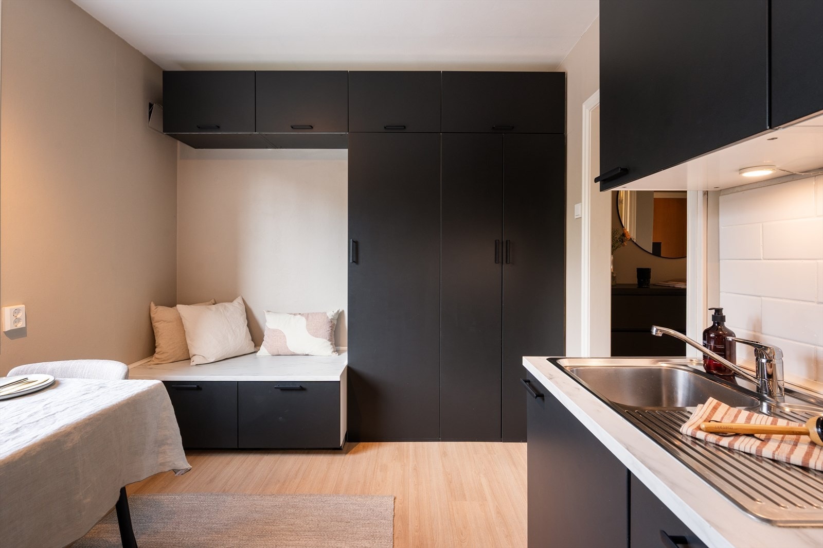 Kjøkkenet er utstyrt med hvitevarer, inkludert en innfelt platetopp i benkeplaten, oppvaskmaskin, komfyr og kjøl/frys, som gjør matlagingen enkel og effektiv. Galleribilde