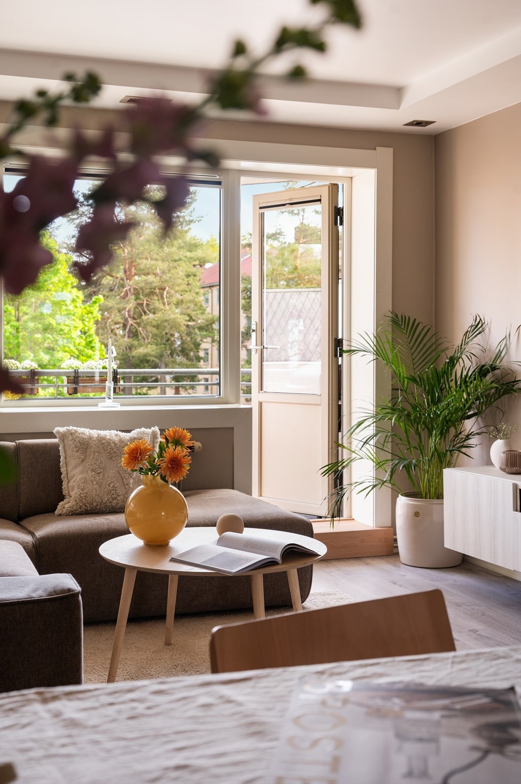 Stuen er en lys og innbydende plass med pene overflater som gir rommet et moderne preg. Galleribilde