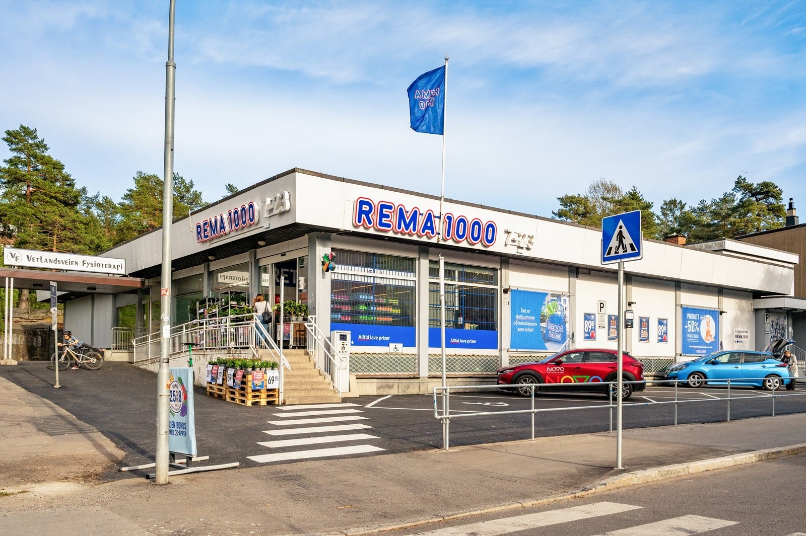 For dagligvarehandel finner du Rema 1000 Oppsal og Coop Prix Oppsalstubben i nærheten, samt Oppsal Senter som tilbyr et bredt utvalg av butikker og tjenester. Galleribilde