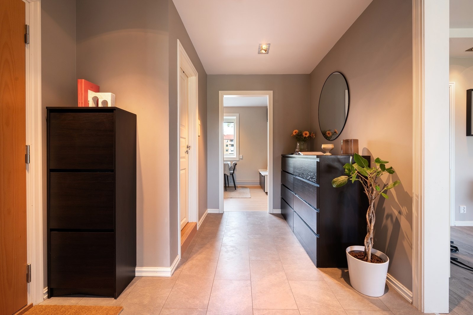 Romslig gang/entré med direkte adkomst til alle rom. Galleribilde